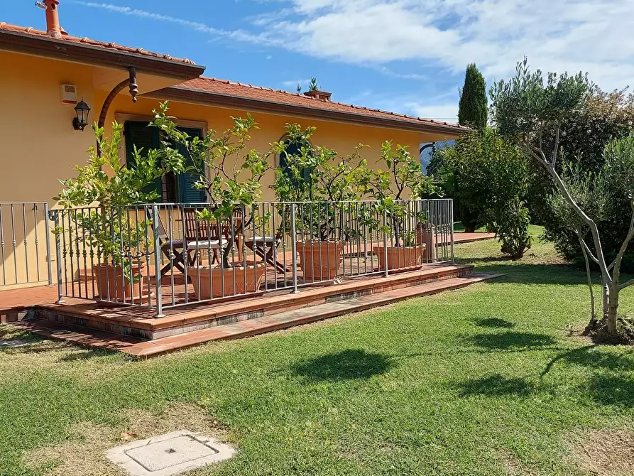 Immagine 10 di Villa in vendita  a Massa