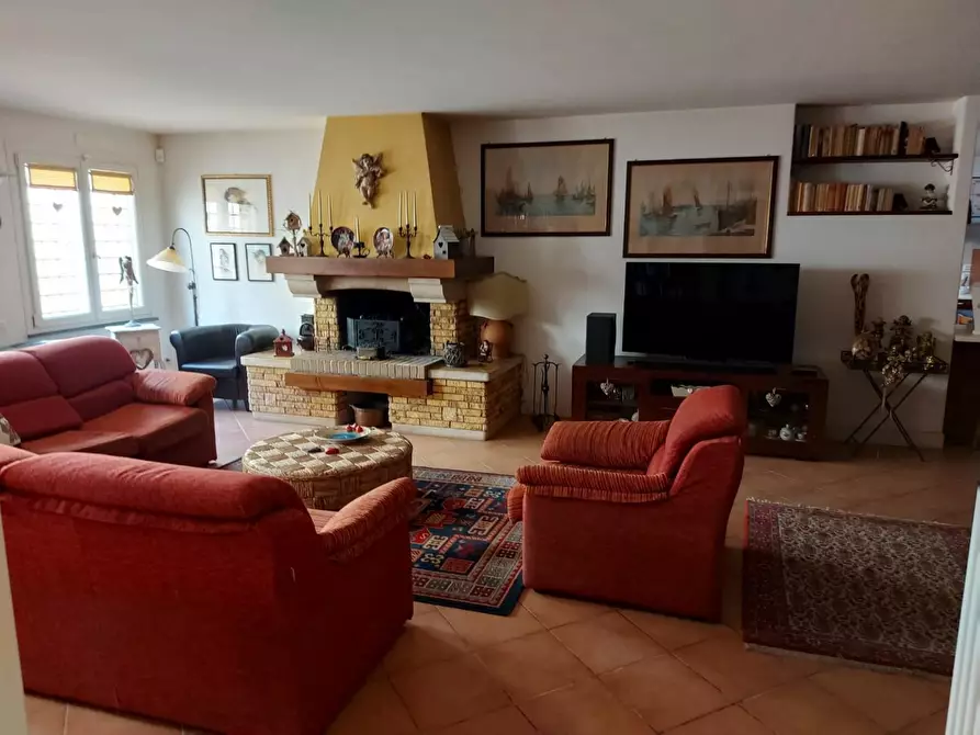 Immagine 45 di Villa in vendita  a Massa