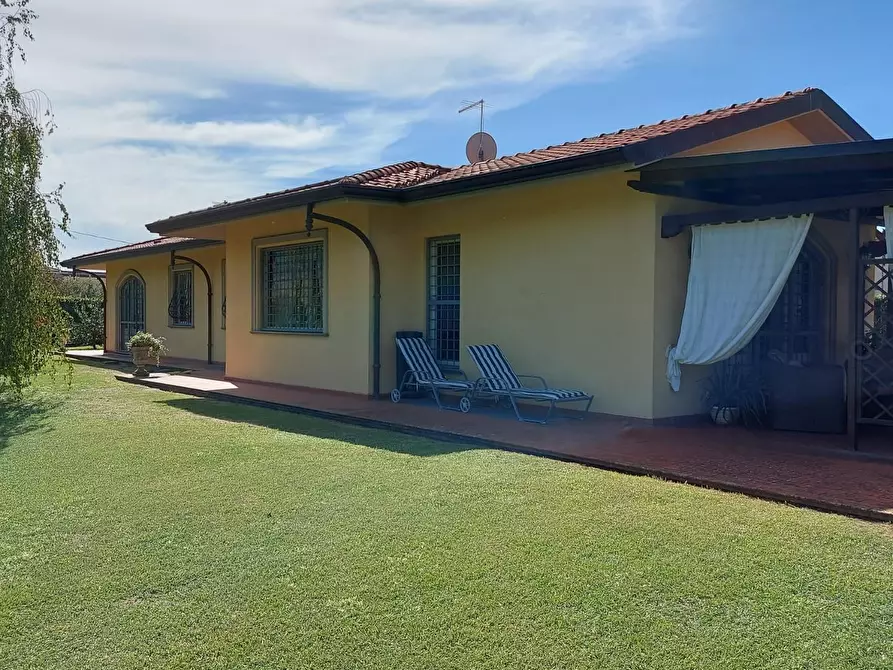 Immagine 5 di Villa in vendita  a Massa