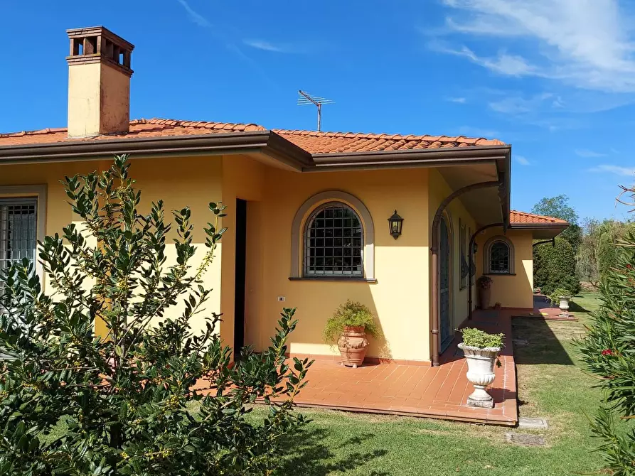Immagine 3 di Villa in vendita  a Massa