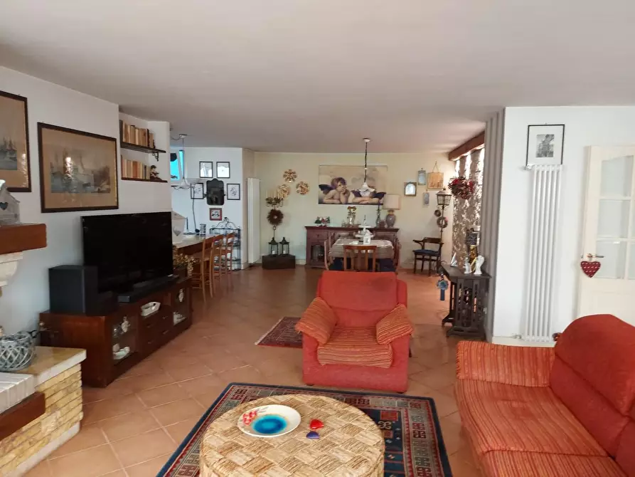 Immagine 43 di Villa in vendita  a Massa