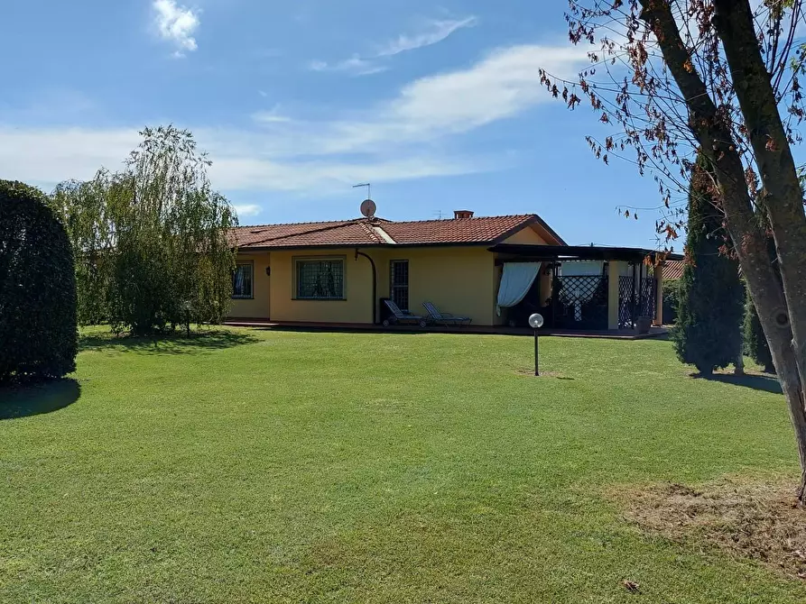 Immagine 9 di Villa in vendita  a Massa