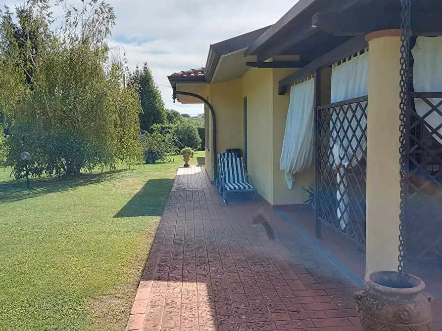 Immagine 6 di Villa in vendita  a Massa