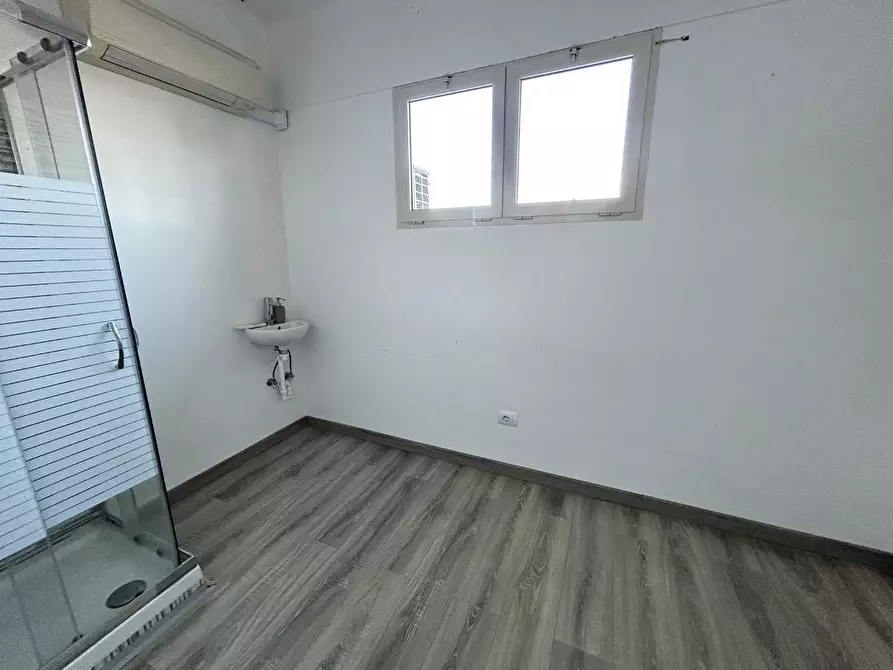 Immagine 9 di Attività artigianale in affitto  a Pontedera