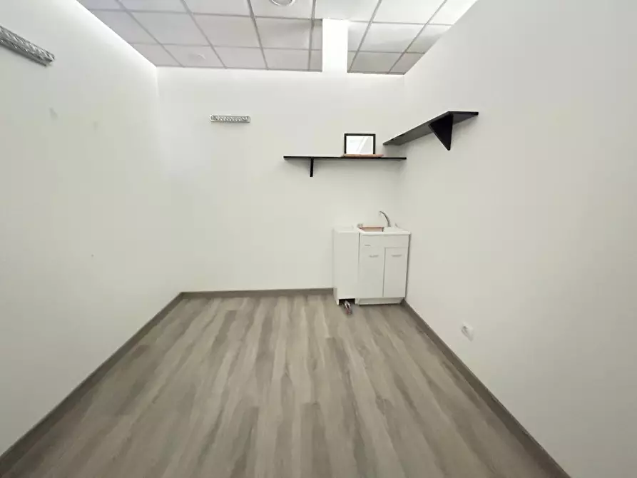 Immagine 5 di Attività artigianale in affitto  a Pontedera