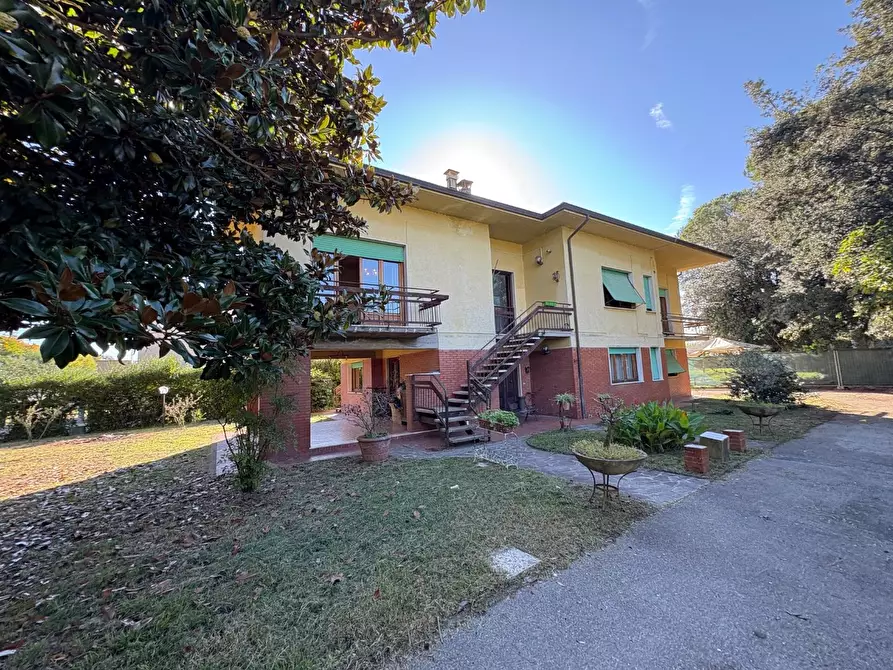 Immagine 2 di Villa in vendita  a Lucca