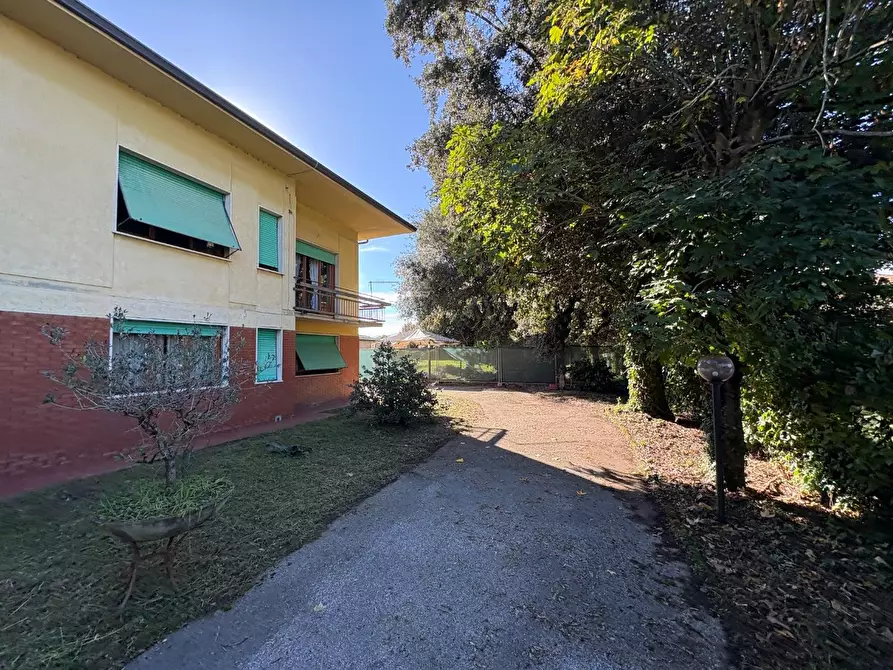 Immagine 8 di Villa in vendita  a Lucca