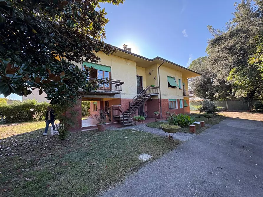 Immagine 4 di Villa in vendita  a Lucca