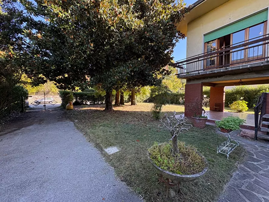 Immagine 9 di Villa in vendita  a Lucca