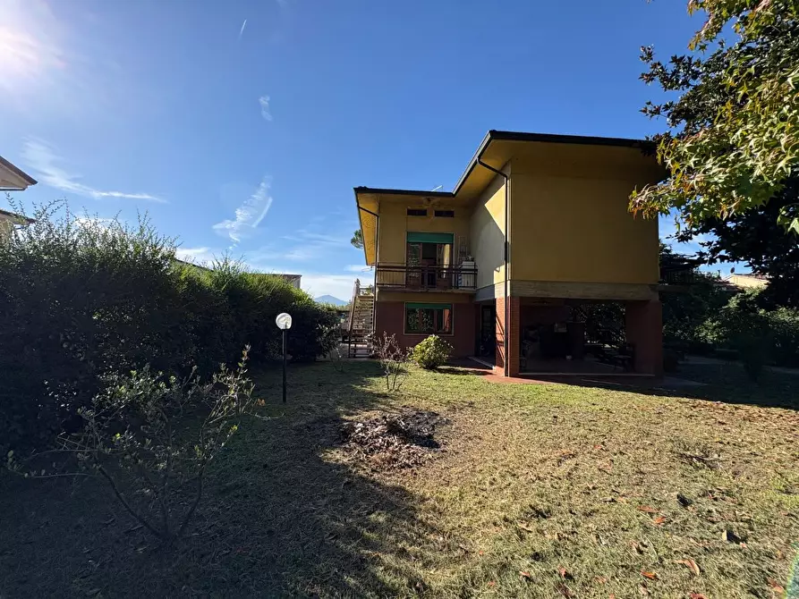 Immagine 5 di Villa in vendita  a Lucca