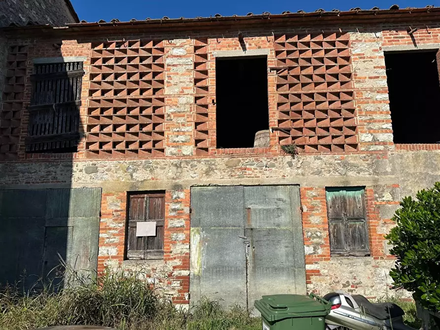 Immagine 9 di Deposito in vendita  a Capannori