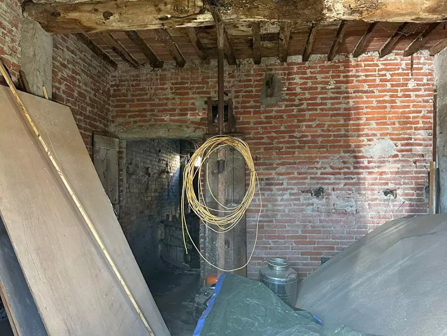 Immagine 7 di Deposito in vendita  a Capannori