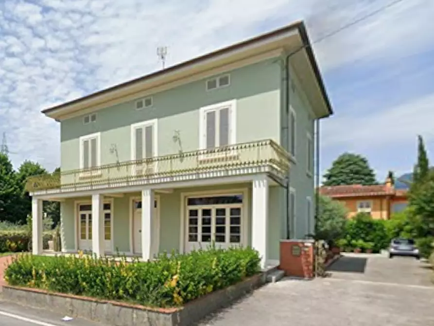Immagine 1 di Villa in affitto  a Lucca