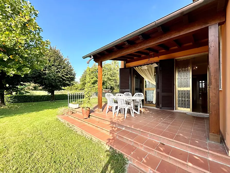 Immagine 2 di Villa in vendita  a Capannori