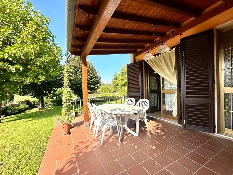 Immagine 3 di Villa in vendita  a Capannori