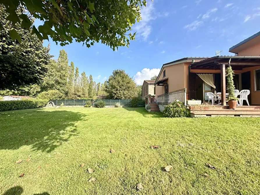 Immagine 4 di Villa in vendita  a Capannori
