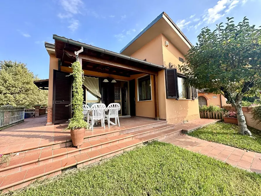 Immagine 1 di Villa in vendita  a Capannori