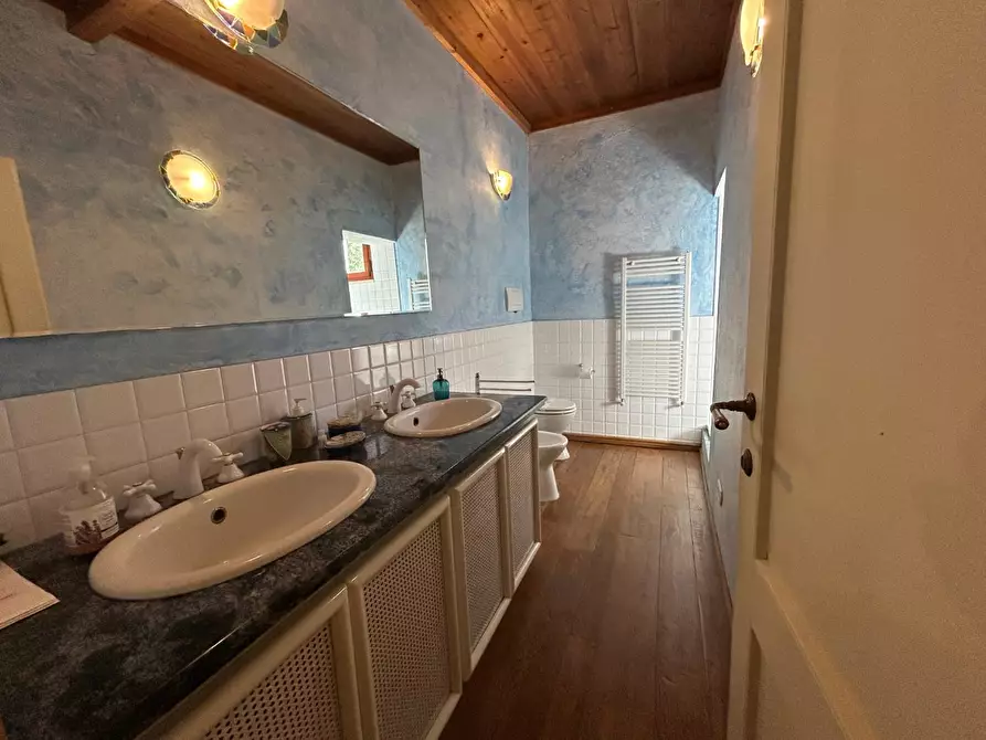 Immagine 4 di Casa colonica in vendita  a Carmignano