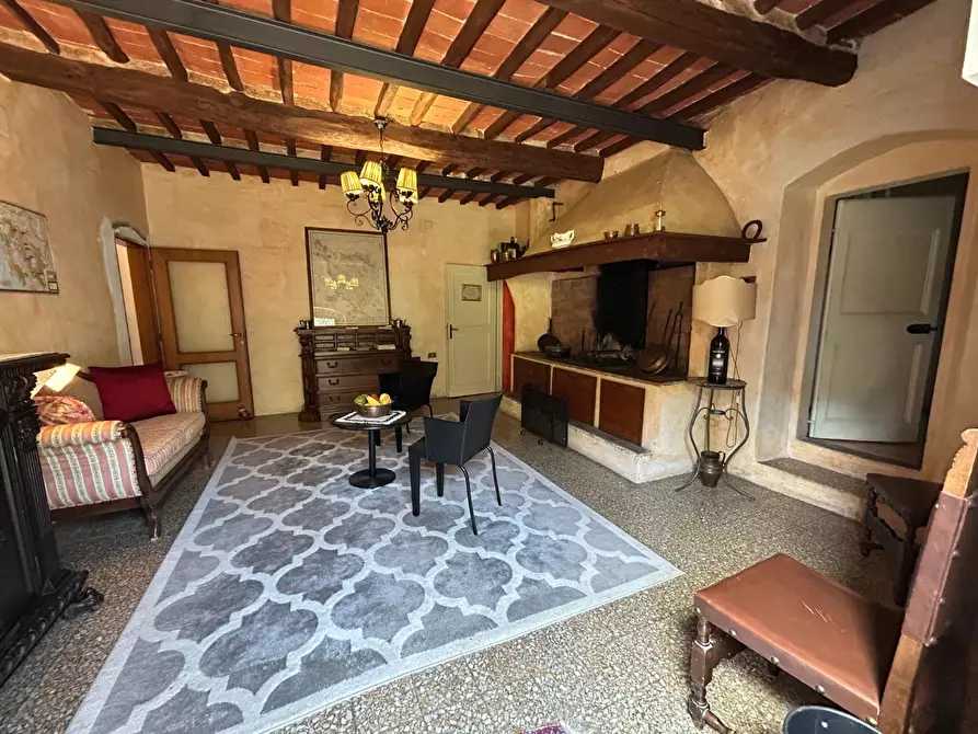 Immagine 19 di Casa colonica in vendita  a Carmignano