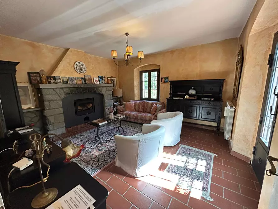 Immagine 16 di Casa colonica in vendita  a Carmignano