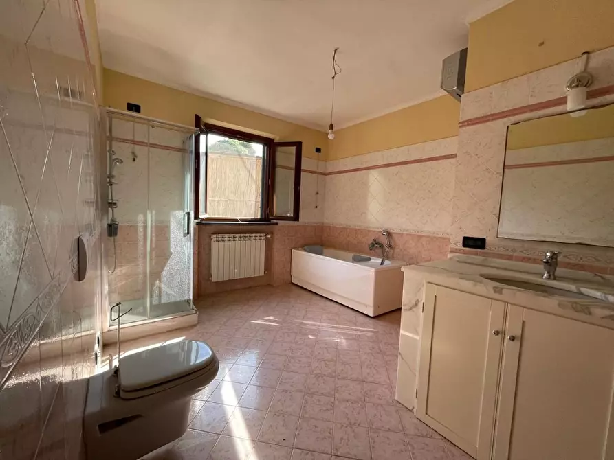 Immagine 16 di Casa indipendente in vendita  a Lucca