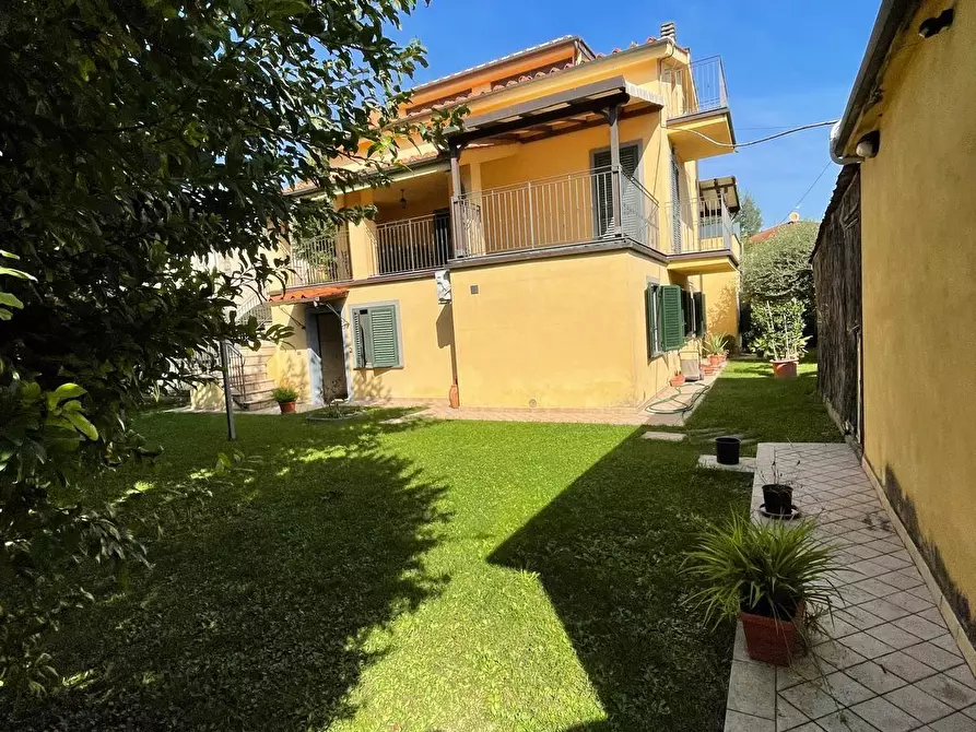 Immagine 15 di Casa indipendente in vendita  a Lucca