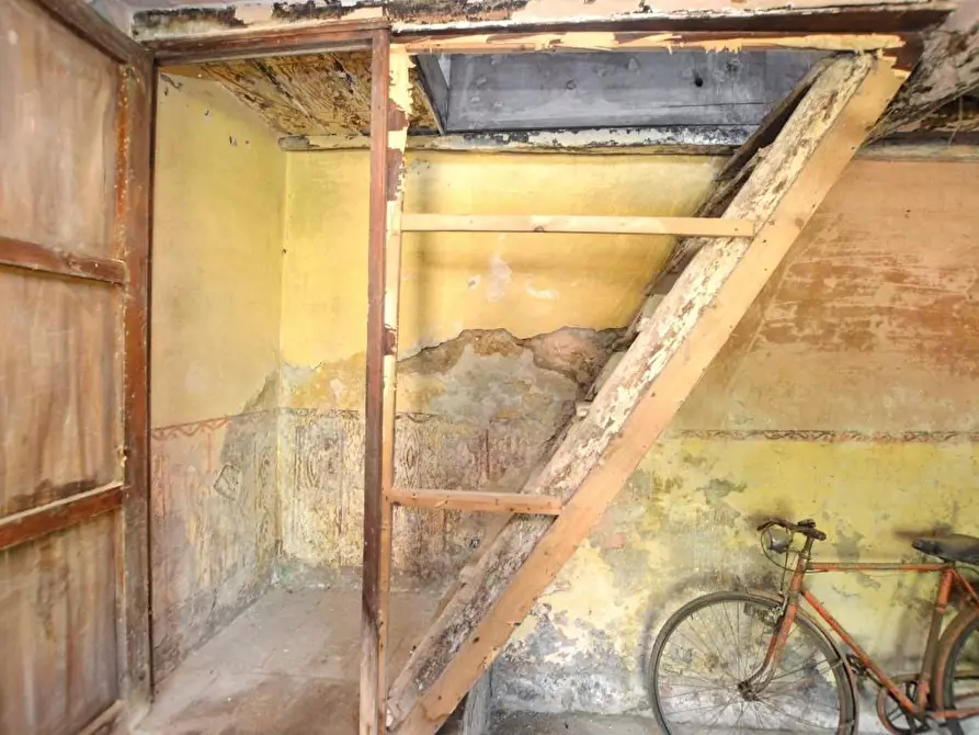 Immagine 19 di Porzione di casa in vendita  a Lucca