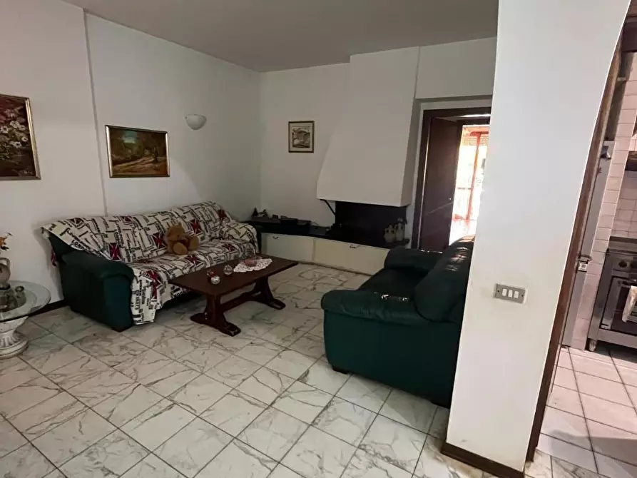 Immagine 3 di Appartamento in vendita  a Carrara