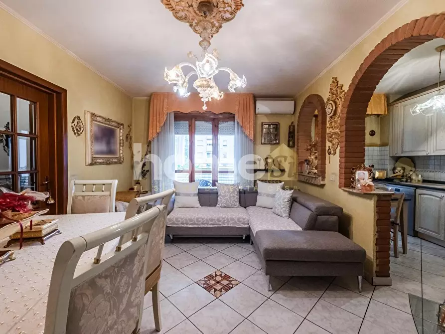 Immagine 7 di Appartamento in vendita  a Reggio Nell'emilia