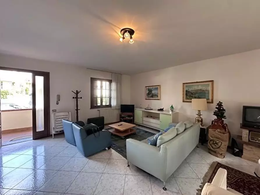 Immagine 1 di Casa trifamiliare in vendita  a Buti