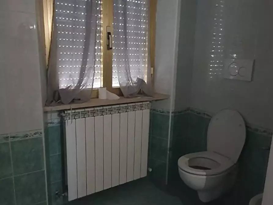 Immagine 8 di Locale commerciale in affitto  a Capannori