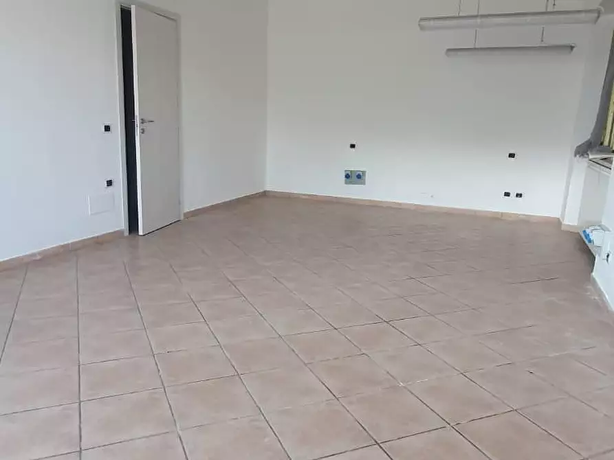 Immagine 5 di Locale commerciale in affitto  a Capannori