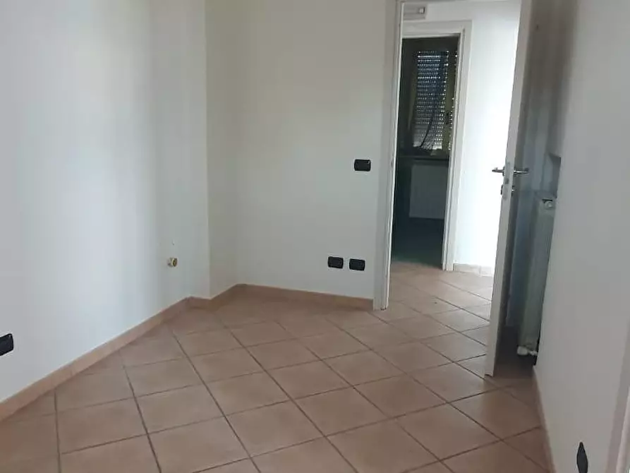 Immagine 4 di Locale commerciale in affitto  a Capannori