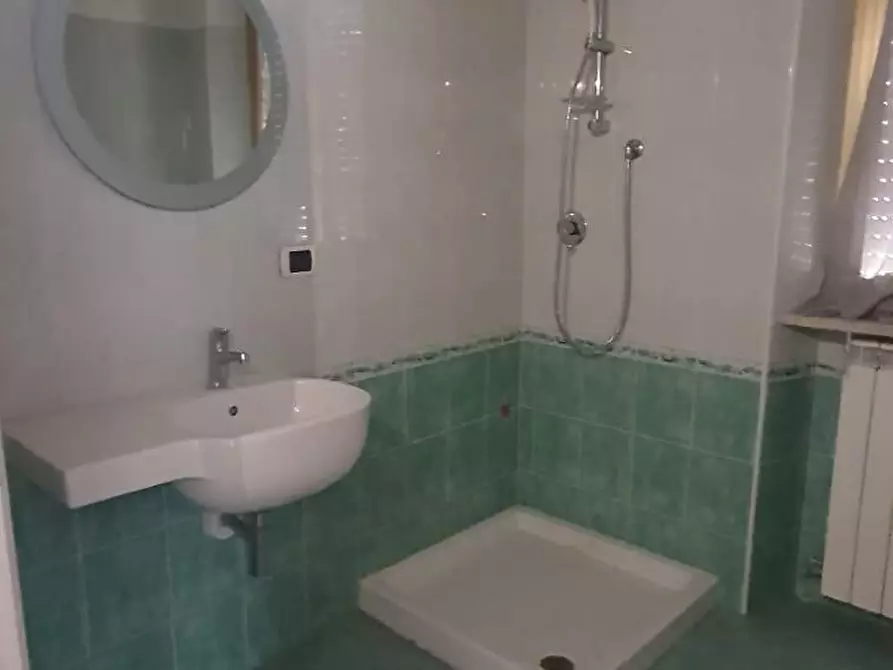 Immagine 2 di Locale commerciale in affitto  a Capannori