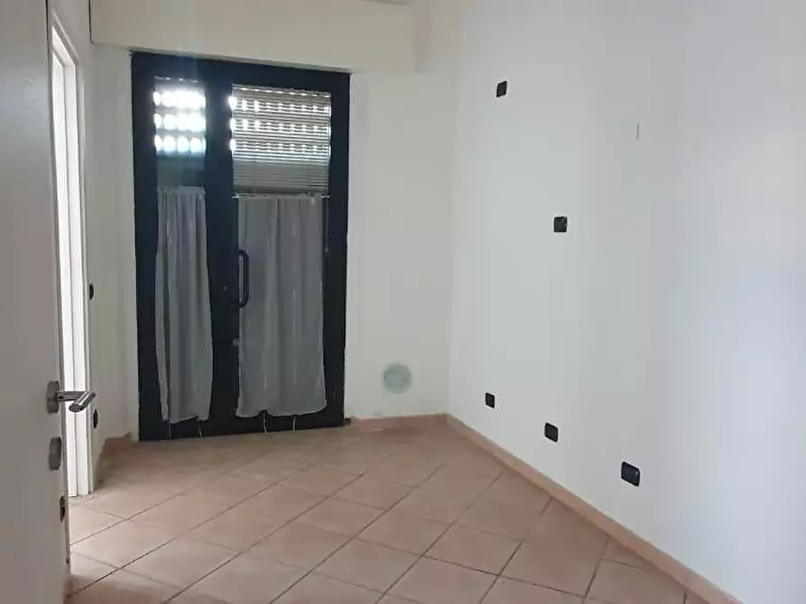 Immagine 3 di Locale commerciale in affitto  a Capannori