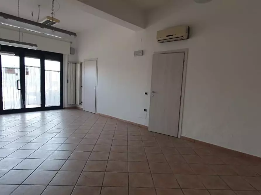 Immagine 6 di Locale commerciale in affitto  a Capannori