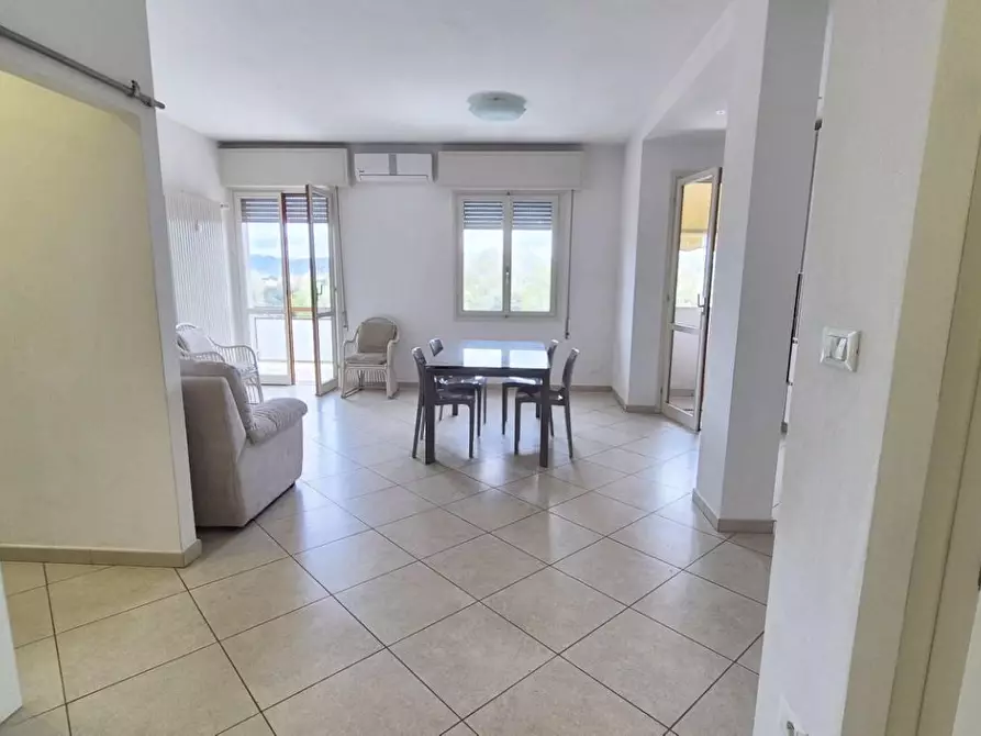 Immagine 1 di Appartamento in vendita  a Viareggio