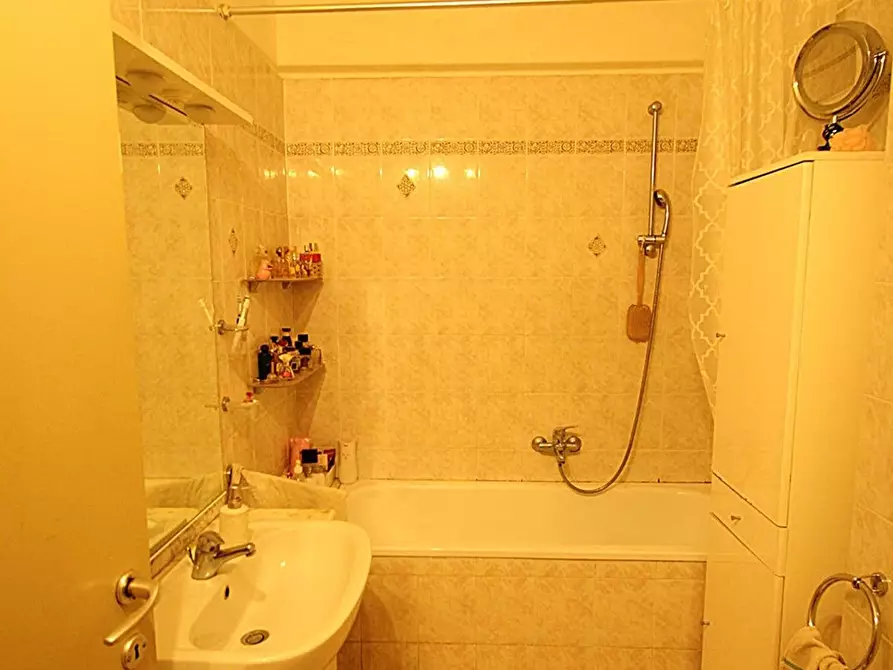 Immagine 12 di Appartamento in vendita  a Lucca