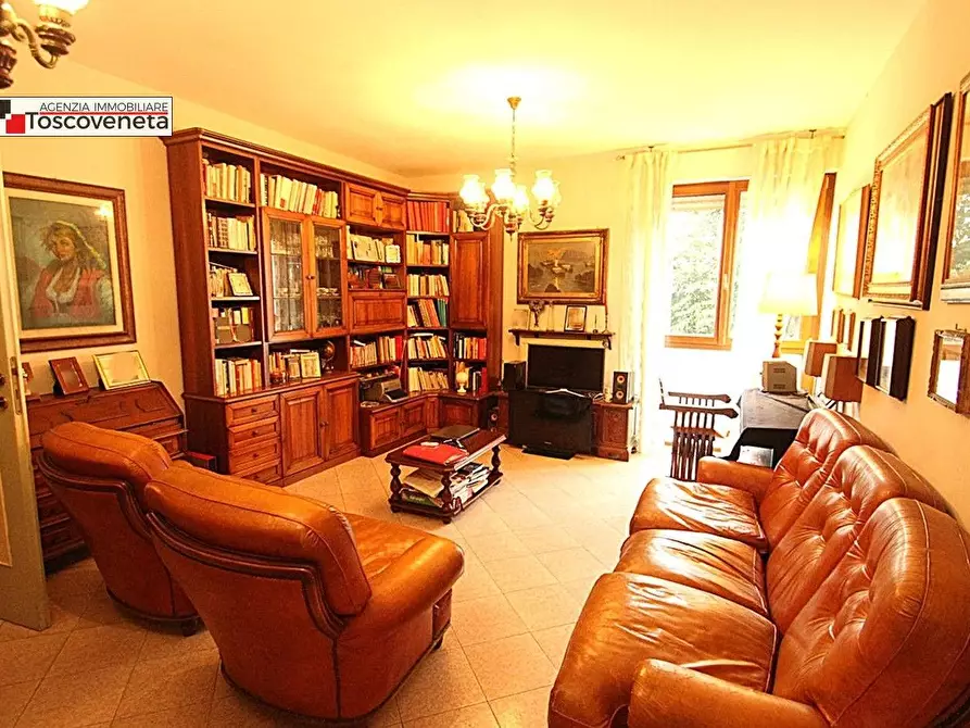 Immagine 6 di Appartamento in vendita  a Lucca