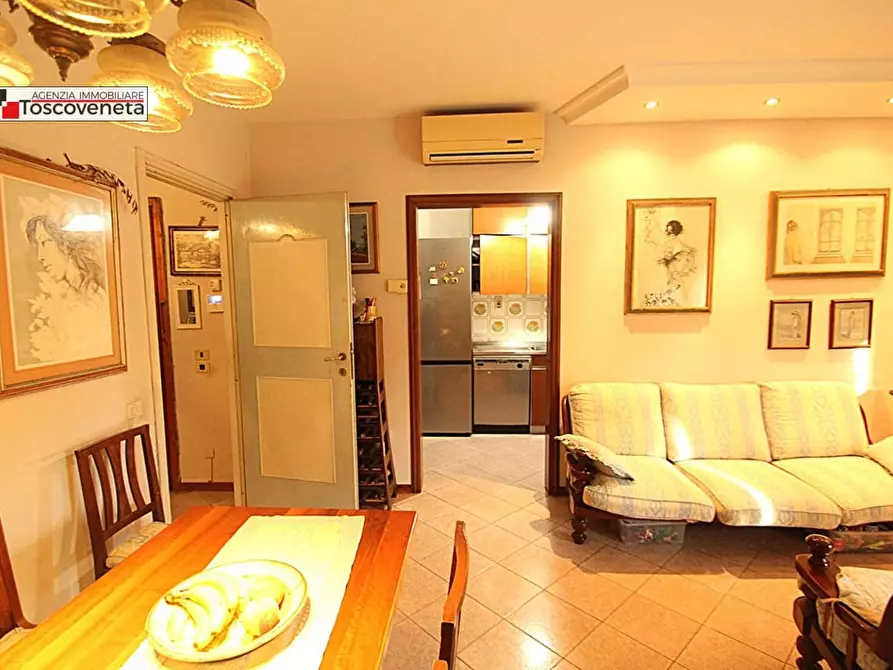 Immagine 21 di Appartamento in vendita  a Lucca