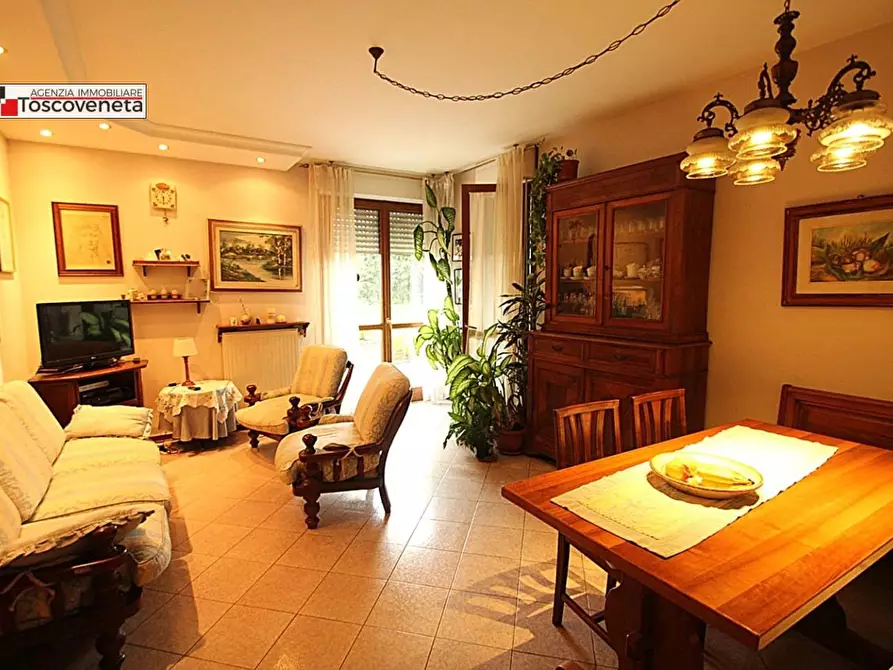 Immagine 2 di Appartamento in vendita  a Lucca