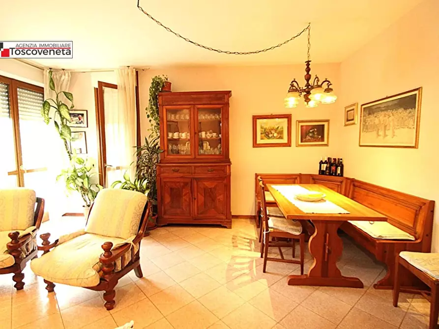 Immagine 20 di Appartamento in vendita  a Lucca