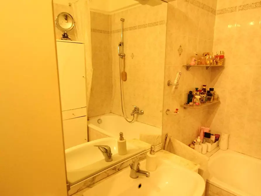 Immagine 14 di Appartamento in vendita  a Lucca