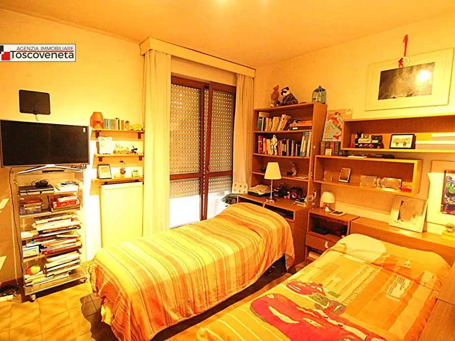 Immagine 15 di Appartamento in vendita  a Lucca