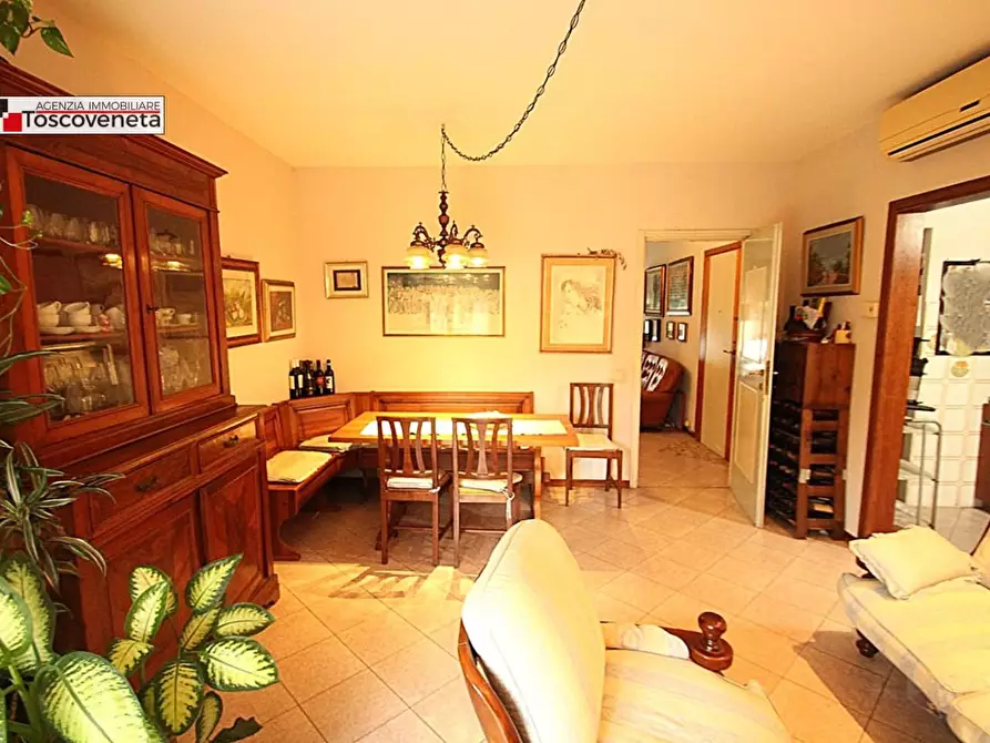 Immagine 19 di Appartamento in vendita  a Lucca