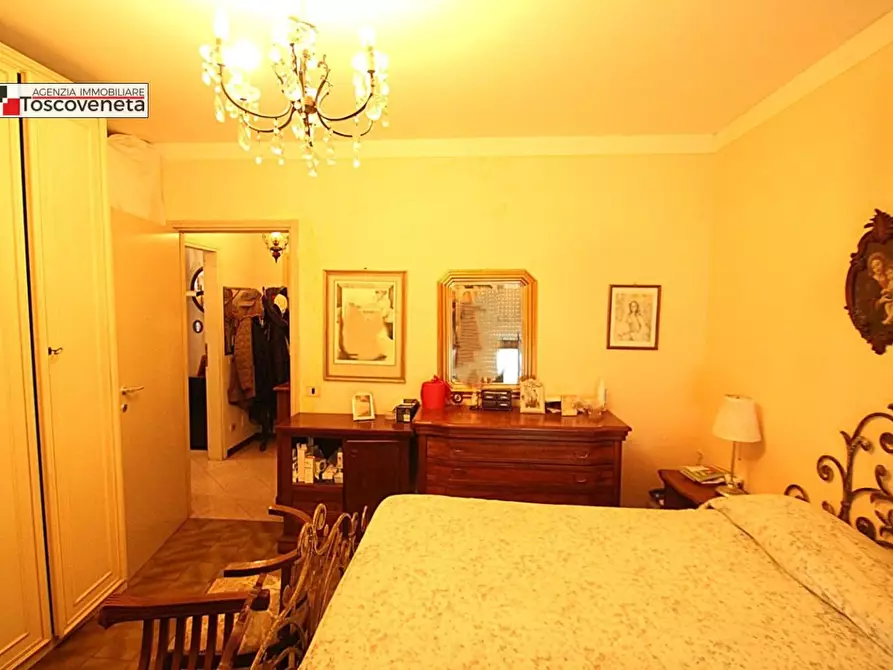 Immagine 10 di Appartamento in vendita  a Lucca