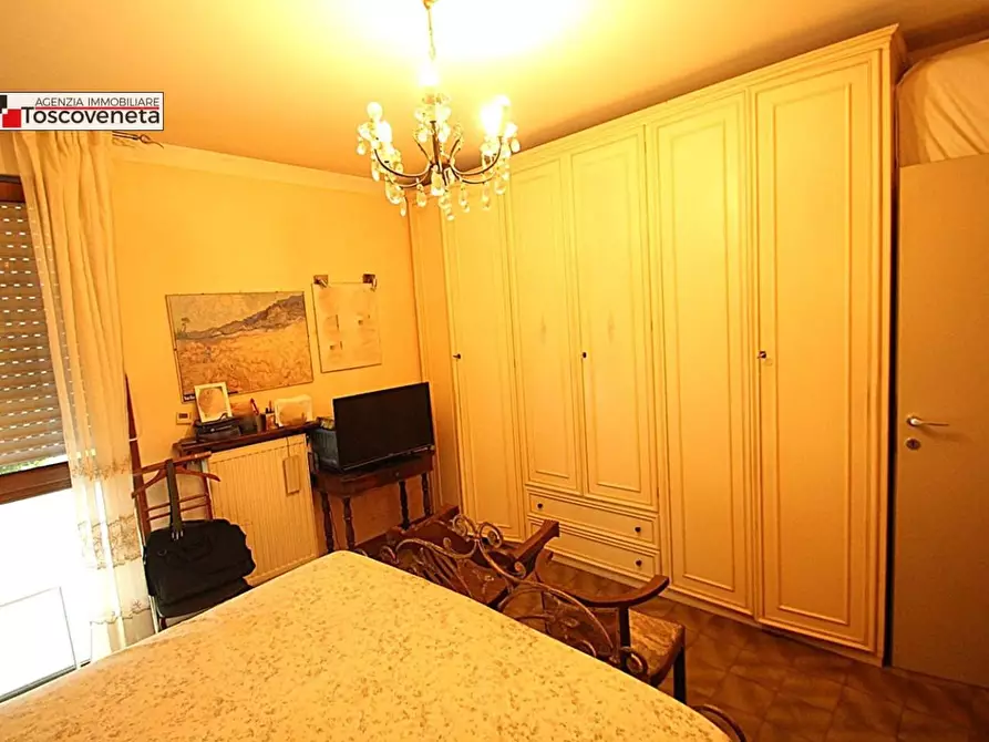 Immagine 11 di Appartamento in vendita  a Lucca