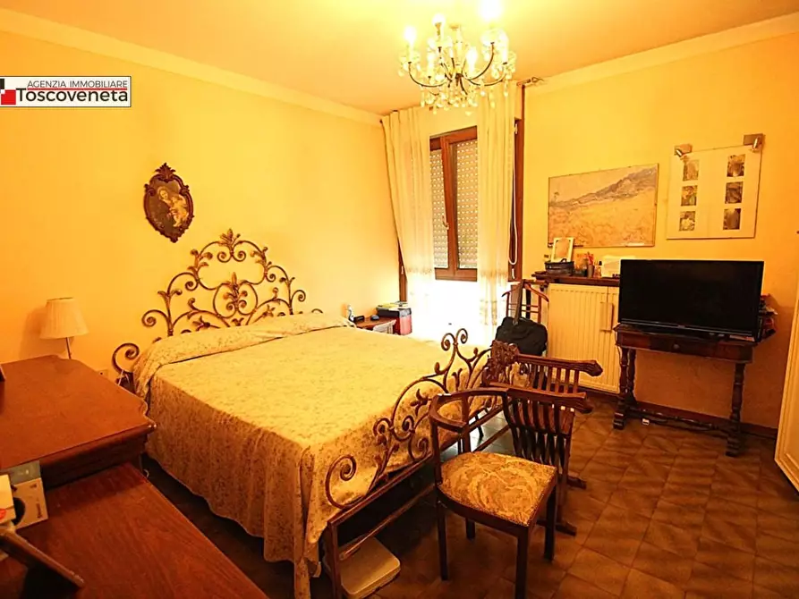 Immagine 9 di Appartamento in vendita  a Lucca