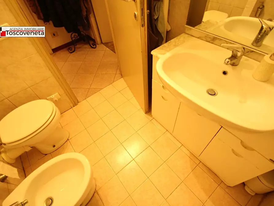 Immagine 13 di Appartamento in vendita  a Lucca