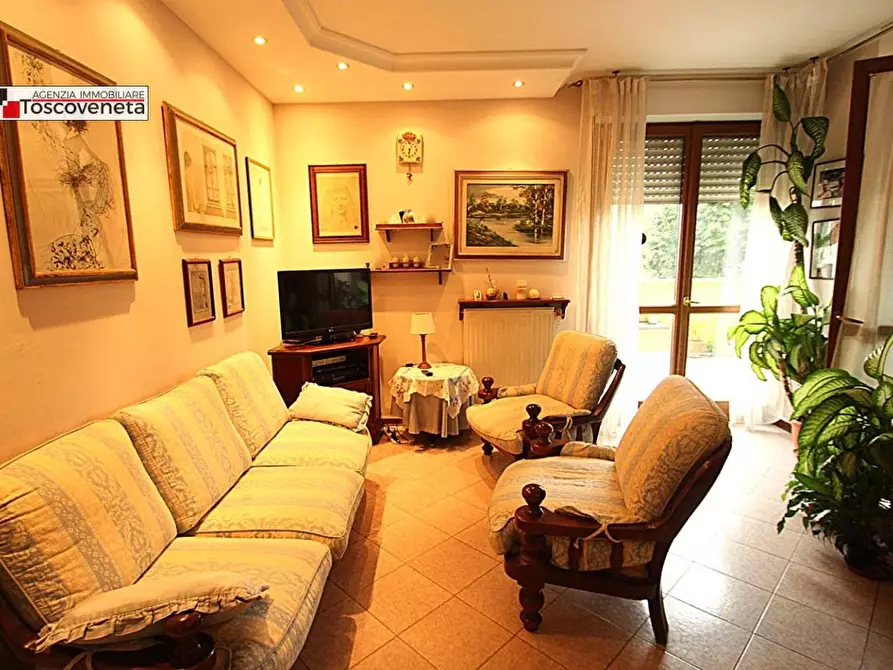 Immagine 22 di Appartamento in vendita  a Lucca